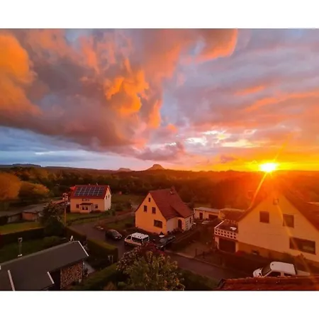 On The Edge Of Town Comfortable Vacation *